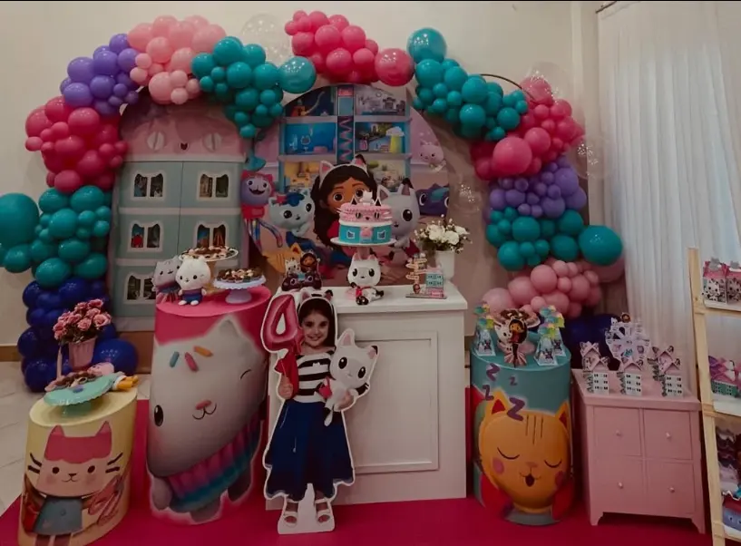 Decoração infantil colorida com balões