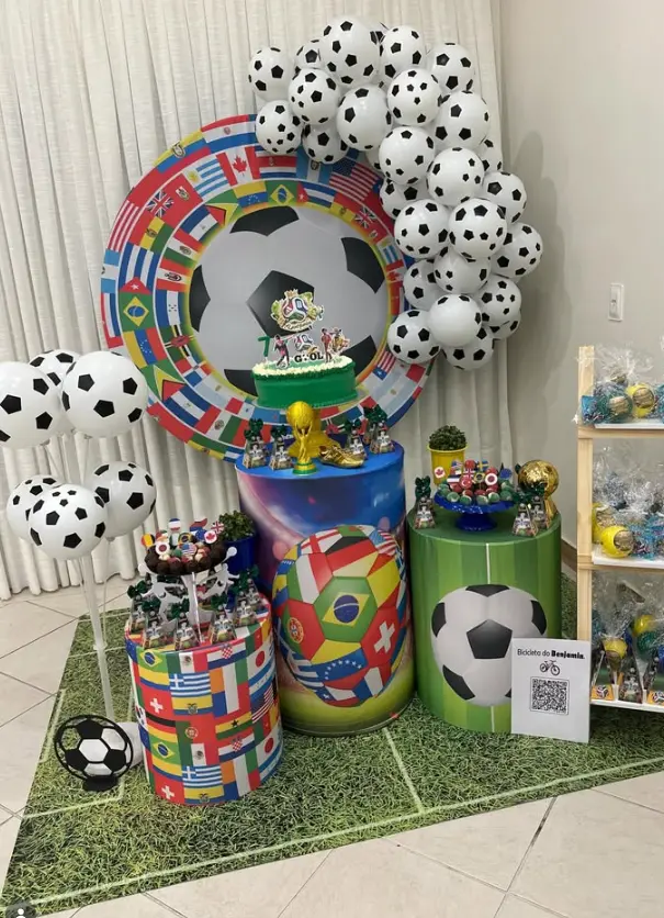 Decoração infantil com balões preto e branco
