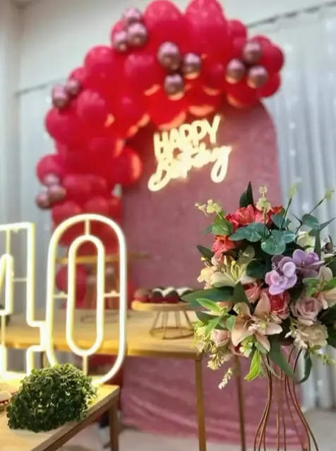 Decoração de aniversário com flores e balões