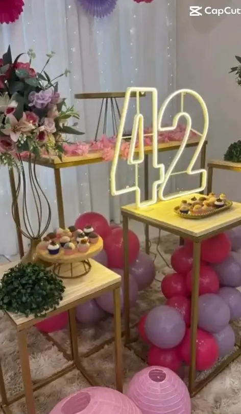 Decoração de aniversário com mesas e flores