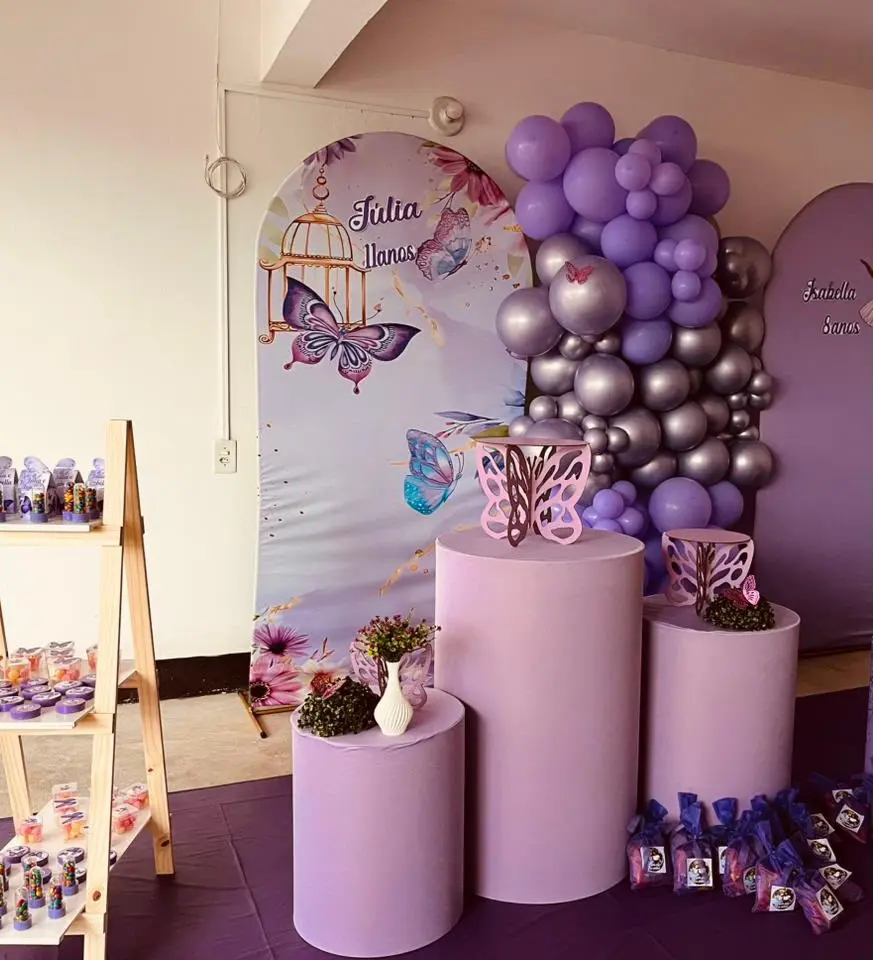 Decoração em tons lilás com balões
