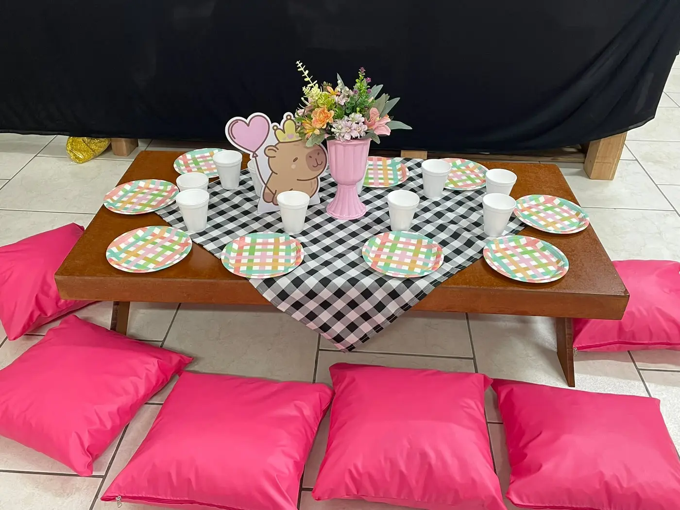 Mesa decorada para comemoração